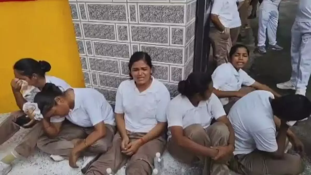प्रेग्नेंसी टेस्ट के आदेश के खिलाफ महिला रिक्रूट्स ने किया विरोध प्रदर्शन, बाथरूम में कैमरे लगाने का आरोप... प्रेग्नेंसी टेस्ट के आदेश के खिलाफ महिला रिक्रूट्स ने किया विरोध प्रदर्शन, बाथरूम में कैमरे लगाने का आरोप...