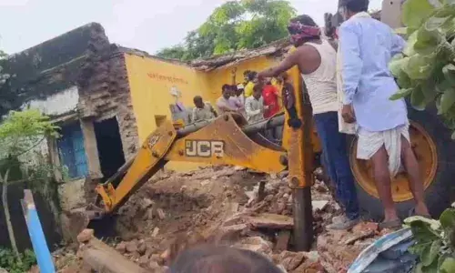 राजस्थान में सरकारी स्कूल की छत गिरने से सात बच्चों की मौत, 60 से अधिक बच्चे मलबे में दबे राजस्थान में सरकारी स्कूल की छत गिरने से सात बच्चों की मौत, 60 से अधिक बच्चे मलबे में दबे