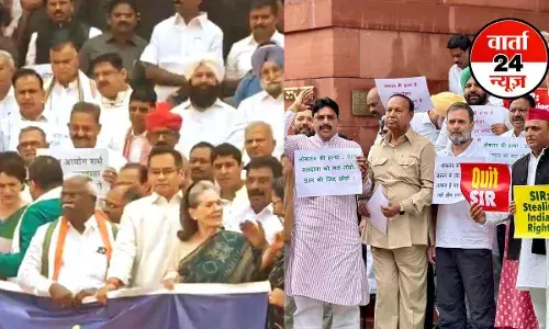 पटना से दिल्ली तक SIR का मुद्दा गर्म! विपक्षी संसदों ने निकाला मार्च, लोकसभा 2 बजे तक स्थगित पटना से दिल्ली तक SIR का मुद्दा गर्म! विपक्षी संसदों ने निकाला मार्च, लोकसभा 2 बजे तक स्थगित