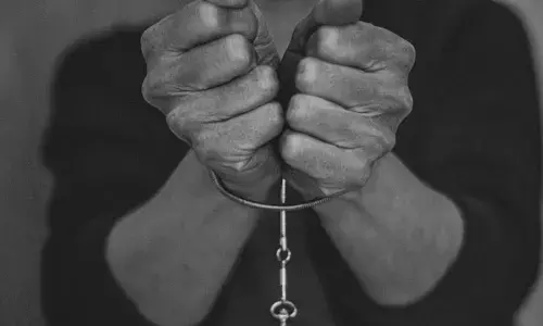 यूपी के गांव में तीन दलित युवकों की पिटाई के आरोप में दो गिरफ्तार यूपी के गांव में तीन दलित युवकों की पिटाई के आरोप में दो गिरफ्तार