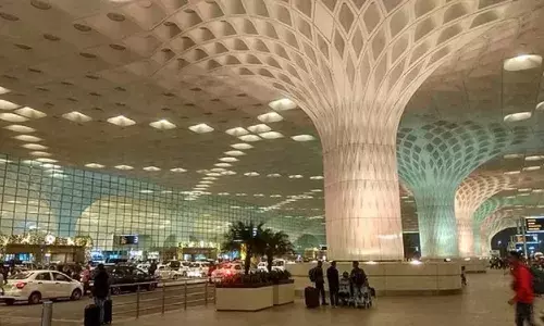 मुंबई एयरपोर्ट और CSMT पर बम धमाके की धमकी निकली फर्जी, एक ही व्यक्ति ने किए दोनों कॉल मुंबई एयरपोर्ट और CSMT पर बम धमाके की धमकी निकली फर्जी, एक ही व्यक्ति ने किए दोनों कॉल