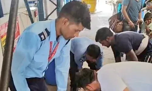 Haridwar: हरिद्वार के मनसा देवी मंदिर मार्ग पर भगदड़, 6 श्रद्धालुओं की मौत, कई घायल हुए Haridwar: हरिद्वार के मनसा देवी मंदिर मार्ग पर भगदड़, 6 श्रद्धालुओं की मौत, कई घायल हुए