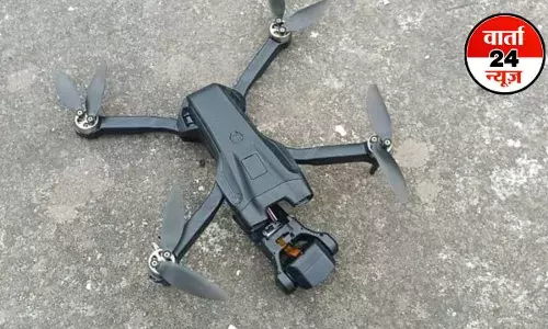 पुलिस कहती रही अफवाह लेकिन लो जी मिल गया ड्रोन, वह भी चीन का! ग्रामीणों में दहशत, जानें पूरा मामला पुलिस कहती रही अफवाह लेकिन लो जी मिल गया ड्रोन, वह भी चीन का! ग्रामीणों में दहशत, जानें पूरा मामला