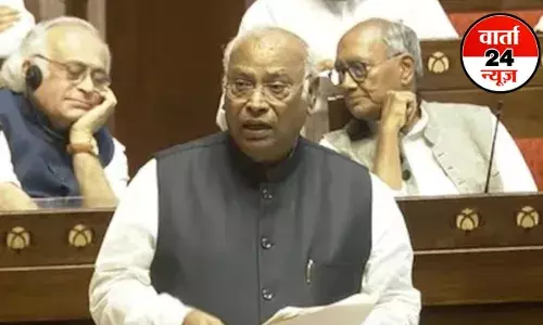 ऑपरेशन सिंदूर पर दोनों सदनों में तनातनी! खरगे ने कहा क्या मैं गद्दार हूं...मैं कहूंगा गद्दार आपलोग हैं। सरकार अपने गिरेबां में झांके ऑपरेशन सिंदूर पर दोनों सदनों में तनातनी! खरगे ने कहा क्या मैं गद्दार हूं...मैं कहूंगा गद्दार आपलोग हैं। सरकार अपने गिरेबां में झांके