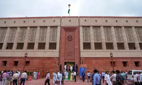 सांसदों के सहायकों को सरकारी भवनों में बेरोकटोक प्रवेश की अनुमति नहीं: सरकार