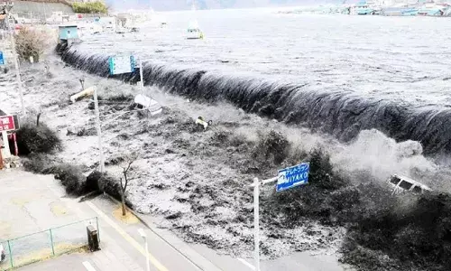 Tsunami: रूस में भूकंप के बाद जापान में 16 जगहों पर आई सुनामी, अमेरिका तक मचा हड़कंप, देखें वीडियो Tsunami: रूस में भूकंप के बाद जापान में 16 जगहों पर आई सुनामी, अमेरिका तक मचा हड़कंप, देखें वीडियो