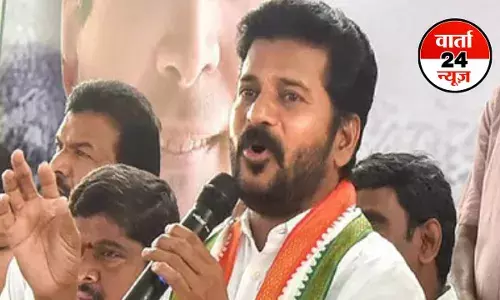 आज ऐसा व्यक्ति भी पत्रकार बन रहा है, जिसे एक अक्षर भी नहीं आता...सीएम रेड्डी ने राजनीतिक पार्टी की मीडिया संस्थान चलाने पर की आलोचना आज ऐसा व्यक्ति भी पत्रकार बन रहा है, जिसे एक अक्षर भी नहीं आता...सीएम रेड्डी ने राजनीतिक पार्टी की मीडिया संस्थान चलाने पर की आलोचना