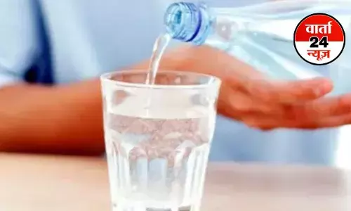 देर रात ऑफिस में चल रहा था काम, पानी मांगने पर चपरासी ने अफसर को पिला दी यूरिन, तबियत बिगड़ने पर अस्पताल में कराया भर्ती