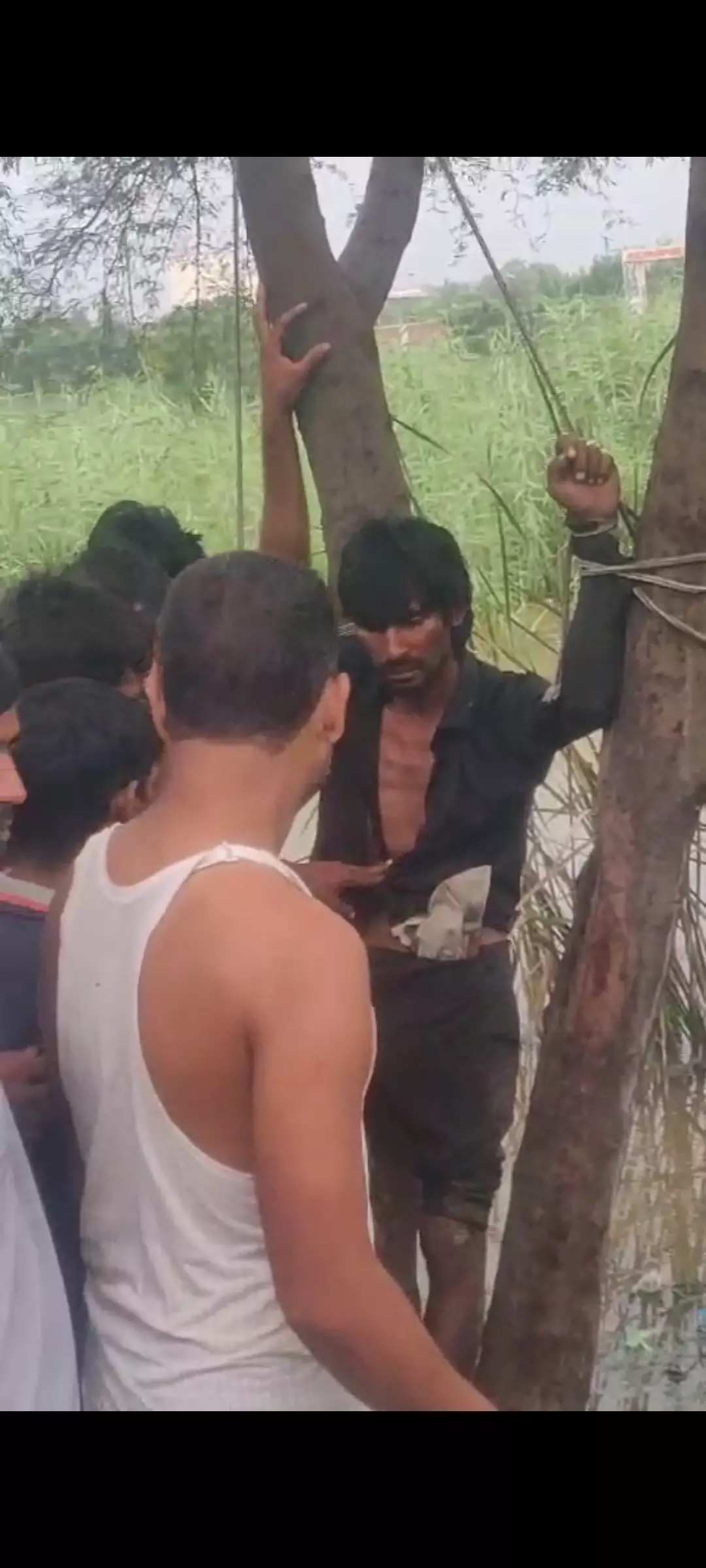 ड्रोन मैन बताकर लोगों ने लापता नशेड़ी को पेड़ से बांधकर पीटा, वीडियो सोशल मीडिया पर वायरल ड्रोन मैन बताकर लोगों ने लापता नशेड़ी को पेड़ से बांधकर पीटा, वीडियो सोशल मीडिया पर वायरल