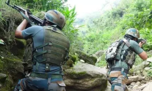 Jammu Kashmir: कुलगाम में आतंकियों के साथ चल रही सेना के जवानों की मुठभेड़, एक आतंकी ढेर Jammu Kashmir: कुलगाम में आतंकियों के साथ चल रही सेना के जवानों की मुठभेड़, एक आतंकी ढेर