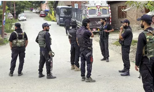 आतंकियों के साथ कुलगाम में भारतीय सेना की तीसरे दिन भी मुठभेड़ जारी, एक और आतंकी मारा गया आतंकियों के साथ कुलगाम में भारतीय सेना की तीसरे दिन भी मुठभेड़ जारी, एक और आतंकी मारा गया