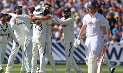India-England Test Match: सीरीज बचाने के लिए भारत को इंग्लैंड के नौ विकेट लेने पड़ेंगे, गेंदबाजों को दिखाना होगा दम India-England Test Match: सीरीज बचाने के लिए भारत को इंग्लैंड के नौ विकेट लेने पड़ेंगे, गेंदबाजों को दिखाना होगा दम