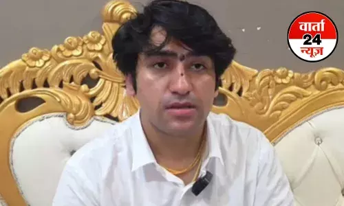 पंडित धीरेंद्र शास्त्री को महिला तस्कर बताने वाले  प्रोफेसर पर FIR, जानें क्या है पूरा मामला