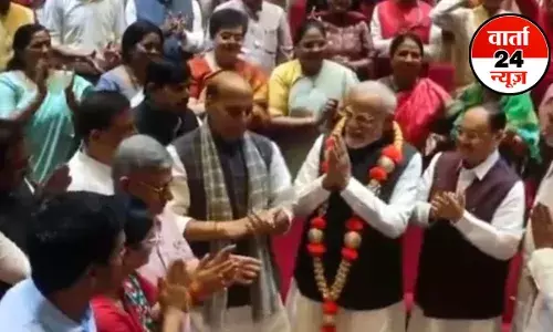 ऑपरेशन सिंदूर की सफलता पर सांसदों ने प्रधानमंत्री को दी बधाई, जानें इशारे में पीएम ने क्या कहकर राहुल पर कसा तंज ऑपरेशन सिंदूर की सफलता पर सांसदों ने प्रधानमंत्री को दी बधाई, जानें इशारे में पीएम ने क्या कहकर राहुल पर कसा तंज