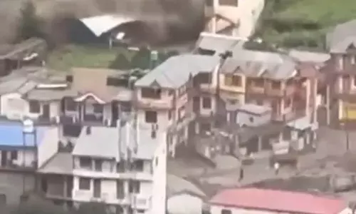 हर्षल घाटी में बादल फटने से आई तबाही के दूसरे दिन प्रशासन व्यवस्था बनाने में जुटा हर्षल घाटी में बादल फटने से आई तबाही के दूसरे दिन प्रशासन व्यवस्था बनाने में जुटा