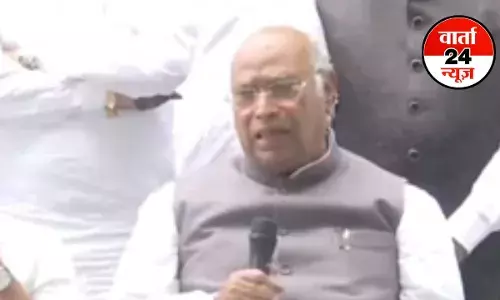 सरकार लोकतंत्र और संविधान को नहीं मानती...मल्लिकार्जुन खरगे ने SIR पर चर्चा को लेकर सरकार को दी चेतावनी सरकार लोकतंत्र और संविधान को नहीं मानती...मल्लिकार्जुन खरगे ने SIR पर चर्चा को लेकर सरकार को दी चेतावनी