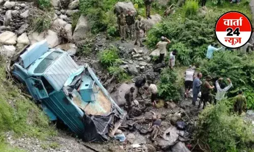 उधमपुर में सीआरपीएफ की बस खाई में गिरी, दो जवानों की मौत, 12 अन्य घायल उधमपुर में सीआरपीएफ की बस खाई में गिरी, दो जवानों की मौत, 12 अन्य घायल