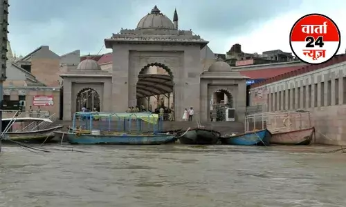 KASHI: गंगा की जलधारा सड़कों और गलियों से वापस घाटों की सीढ़ियों तक लौटने लगी लेकिन राहत नहीं, नमो घाट अब भी बंद, देखें तस्वीरों में काशी KASHI: गंगा की जलधारा सड़कों और गलियों से वापस घाटों की सीढ़ियों तक लौटने लगी लेकिन राहत नहीं, नमो घाट अब भी बंद, देखें तस्वीरों में काशी