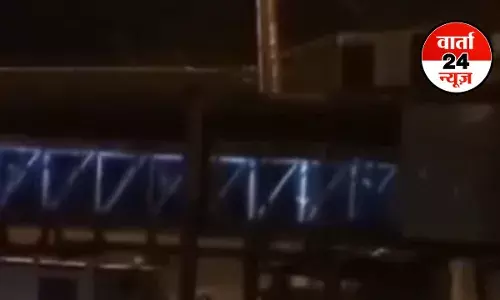 Viral Video: एयरपोर्ट पर प्लेन नहीं थी फिर भी दिखा प्लेन से उतरता भूत! तेजी से वायरल हो रहा है वीडियो, जानें सच क्या है Viral Video: एयरपोर्ट पर प्लेन नहीं थी फिर भी दिखा प्लेन से उतरता भूत! तेजी से वायरल हो रहा है वीडियो, जानें सच क्या है