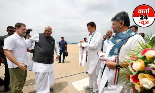 राहुल गांधी और मल्लिकार्जुन खड़गे पहुंचे बेंगलुरु! वोटर लिस्ट का मुद्दा उठाने को लेकर सियासत गर्म राहुल गांधी और मल्लिकार्जुन खड़गे पहुंचे बेंगलुरु! वोटर लिस्ट का मुद्दा उठाने को लेकर सियासत गर्म