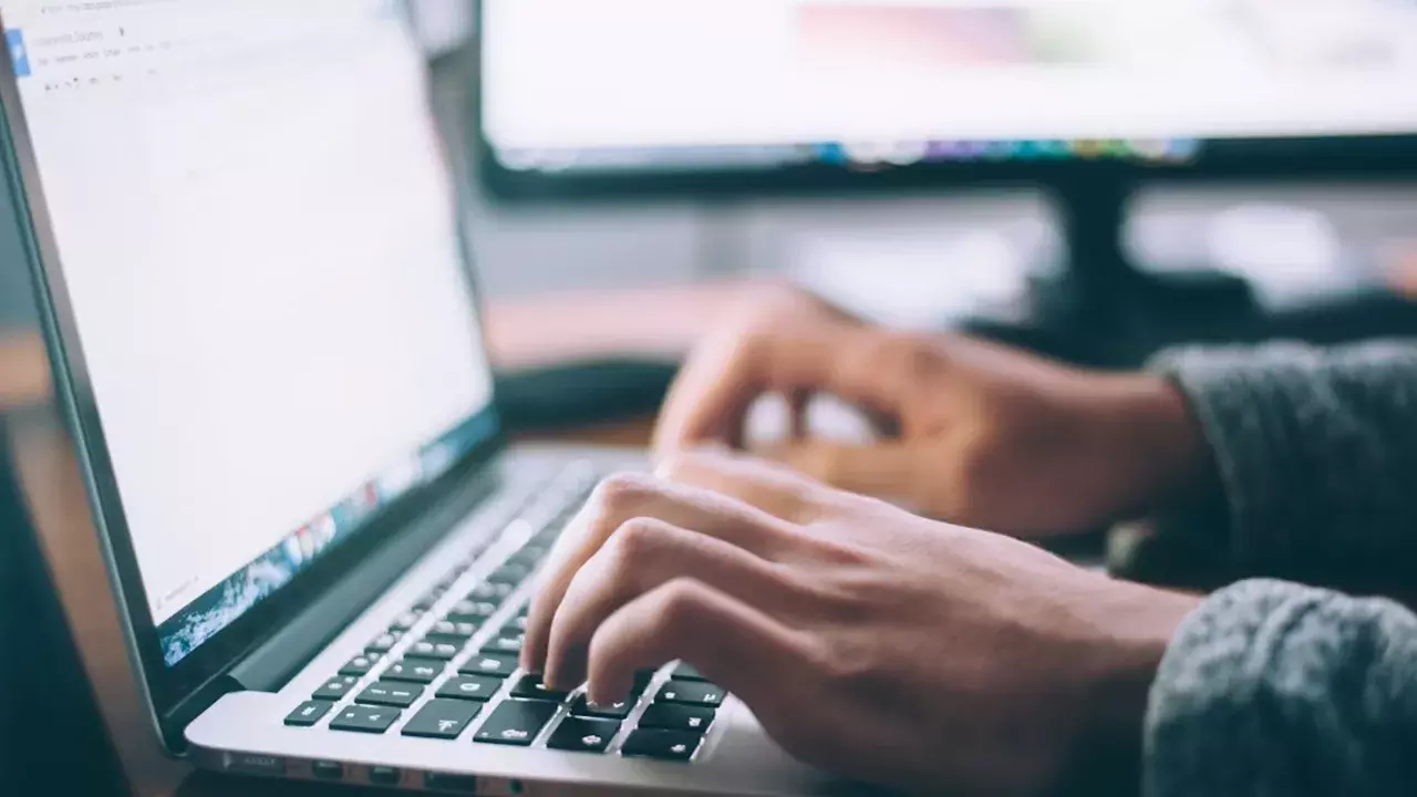 फर्जी वर्क-फ्रॉम-होम जॉब ऑफर देकर महिला से ठगी, 24 वर्षीय युवक गिरफ्तार फर्जी वर्क-फ्रॉम-होम जॉब ऑफर देकर महिला से ठगी, 24 वर्षीय युवक गिरफ्तार