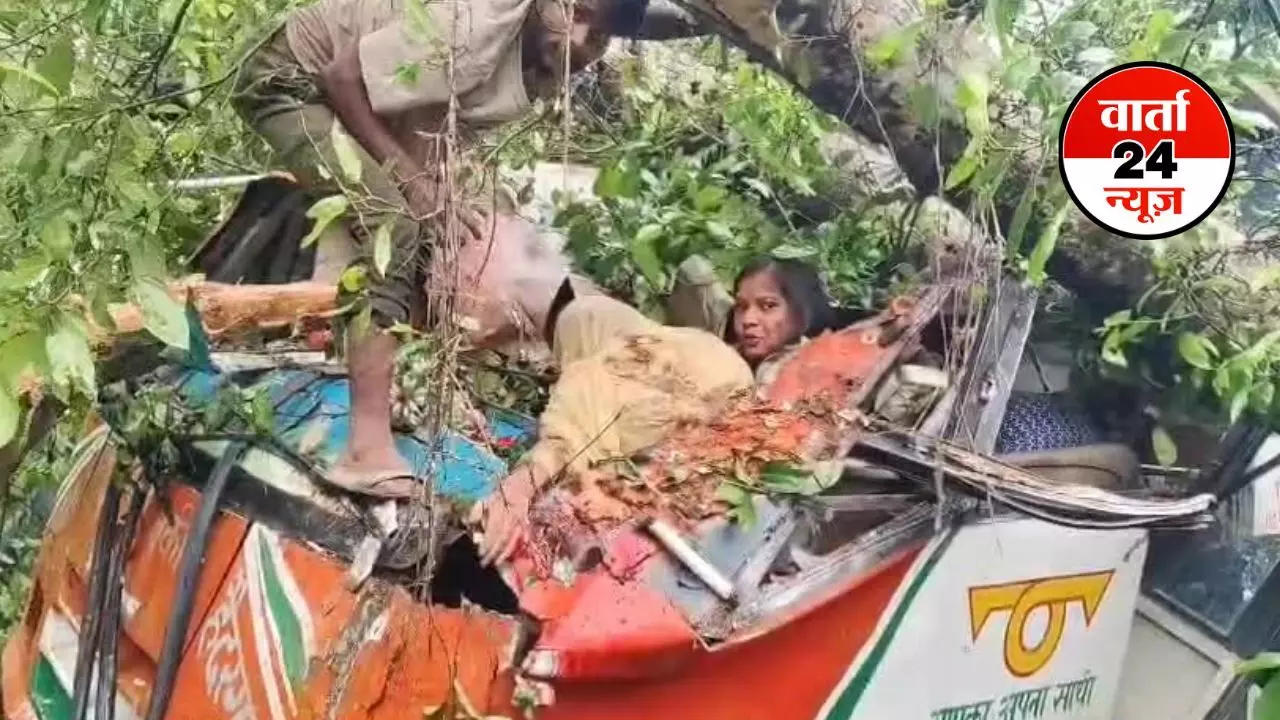 Road Accident in Barabanki : बाराबंकी-हैदरगढ़ मार्ग पर रोडवेज की बस पर पेड़ गिरने से, चार महिलाओं सहित एक ड्राइवर की मौत, यूपी सरकार ने मृतकों के परिजनों को 5 लाख रुपये आर्थिक मदद करने की घोषणा की