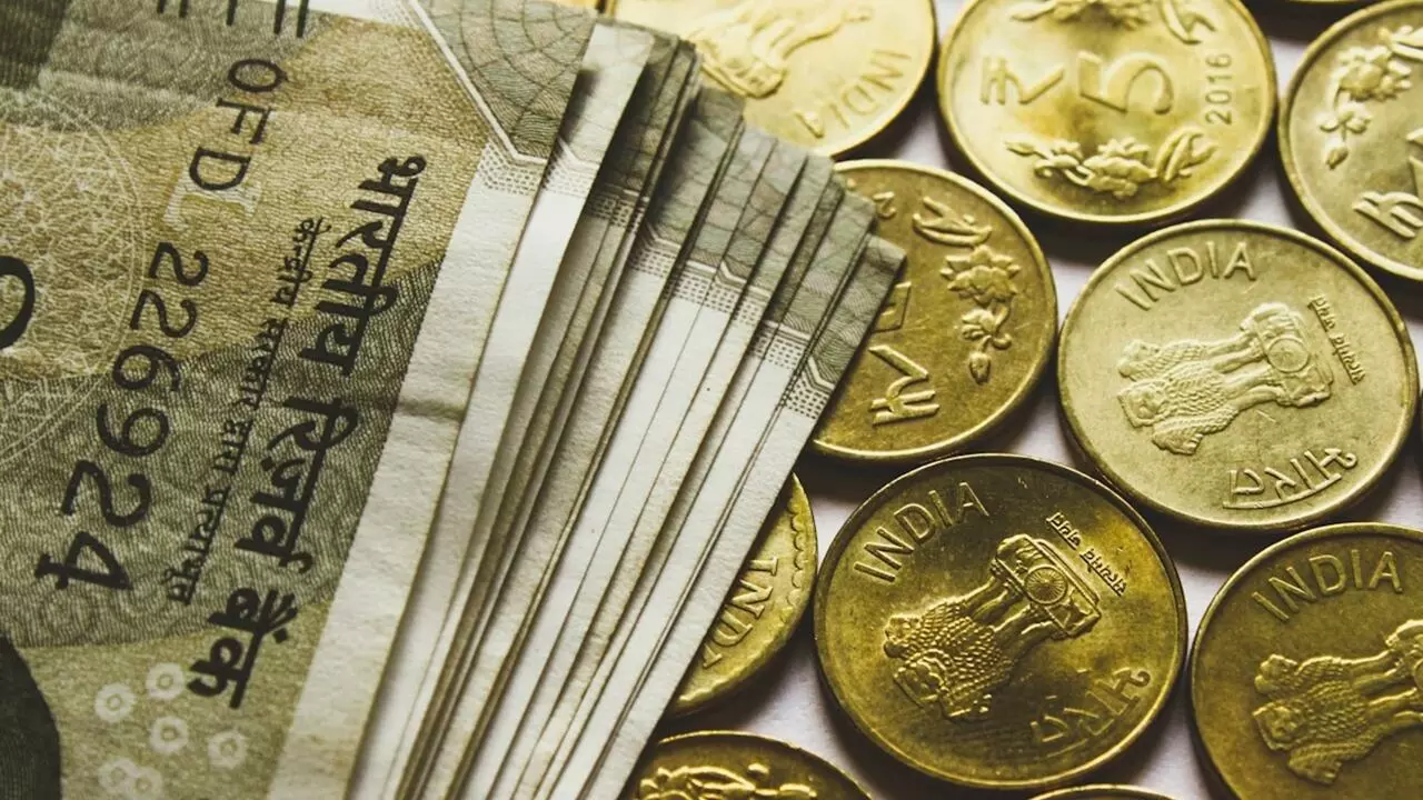 नकली आईटी छापे की कहानी से कपल ने उड़ाए ₹2.16 करोड़, पति गिरफ्तार, पत्नी फरार