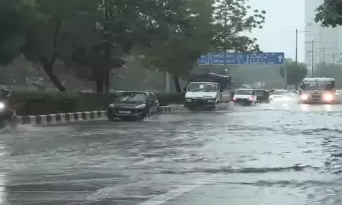Delhi NCR: बहनों को भाइयों से नहीं मिलने दिया जल सैलाब, सरकार की सड़कें बारिश में हुई विलीन! जानें कब तक रुलाएगी बारिश Delhi NCR: बहनों को भाइयों से नहीं मिलने दिया जल सैलाब, सरकार की सड़कें बारिश में हुई विलीन! जानें कब तक रुलाएगी बारिश
