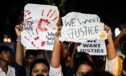 West Bengal : आरजी कर केस की बरसी पर नबन्ना मार्च के दौरान प्रदर्शनकारियों पर लाठीचार्ज, पुलिस ने पीड़िता की मां को किया घायल West Bengal : आरजी कर केस की बरसी पर नबन्ना मार्च के दौरान प्रदर्शनकारियों पर लाठीचार्ज, पुलिस ने पीड़िता की मां को किया घायल