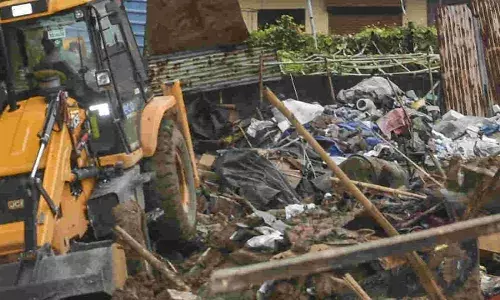 जैतपुर में दीवार गिरने से 7 की मौत: किरायेदार गिरफ्तार, मकान मालिक अब भी फरार जैतपुर में दीवार गिरने से 7 की मौत: किरायेदार गिरफ्तार, मकान मालिक अब भी फरार