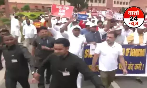 संसद से चुनाव आयोग तक विपक्ष के मार्च को पुलिस ने रोका, बैरिकेडिंग से कूदे अखिलेश, प्रियंका- राहुल को बस में बिठा ले गई पुलिस