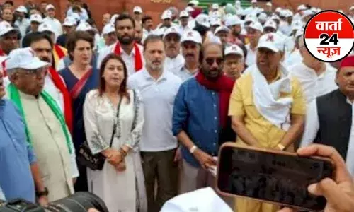 विपक्ष का मार्च: संभाले नहीं संभल रहे सांसद, राहुल गांधी, प्रियंका गांधी समेत कई सांसद हिरासत में, लोकसभा-राज्यसभा 2 बजे तक स्थगित विपक्ष का मार्च: संभाले नहीं संभल रहे सांसद, राहुल गांधी, प्रियंका गांधी समेत कई सांसद हिरासत में, लोकसभा-राज्यसभा 2 बजे तक स्थगित
