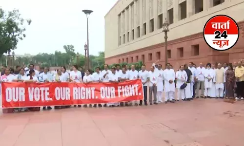 सांसदों ने मिंता देवी नाम की टी-शर्ट पहन किया विरोध प्रदर्शन, लोकसभा 12 बजे तक और राज्यसभा 2 बजे तक स्थगित