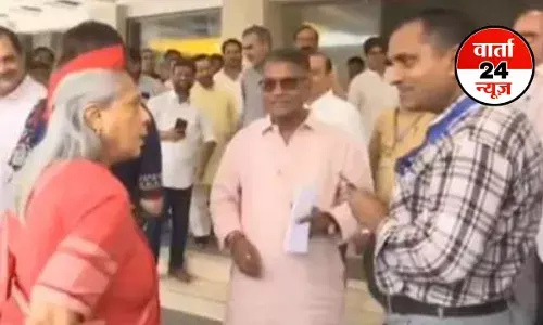 अपनी खराब हरकतों की वजह से सुर्खियों में आई जया बच्चन! सेल्फी लेने की कोशिश कर रहे एक व्यक्ति को दिया धक्का, देखें वीडियो अपनी खराब हरकतों की वजह से सुर्खियों में आई जया बच्चन! सेल्फी लेने की कोशिश कर रहे एक व्यक्ति को दिया धक्का, देखें वीडियो