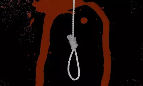 बैंक लोन में गारंटर बनने से परेशान झांसी के व्यवसायी ने की आत्महत्या बैंक लोन में गारंटर बनने से परेशान झांसी के व्यवसायी ने की आत्महत्या