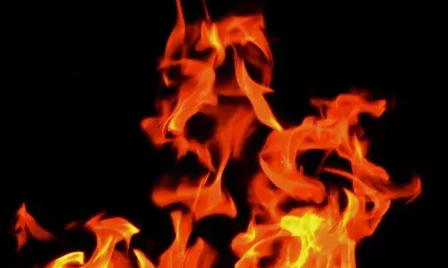 भुवनेश्वर कॉलेज कैंपस में व्यक्ति ने लगाई खुद को आग, समय रहते बचाया गया भुवनेश्वर कॉलेज कैंपस में व्यक्ति ने लगाई खुद को आग, समय रहते बचाया गया