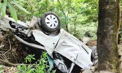 धर्मशाला में दर्दनाक हादसा, खाई में जा गिरी गाड़ी- चार लोगों की मौत... धर्मशाला में दर्दनाक हादसा, खाई में जा गिरी गाड़ी- चार लोगों की मौत...