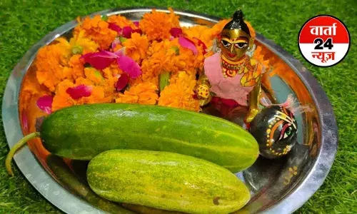 Krishna Janmashtami 2025: आखिर क्यों रात के 12 बजे काटा जाता है खीरा, जानें कैसे होती है ये प्रक्रिया
