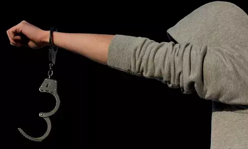 यूपी का फरार अभियुक्त, जो 2022 से फरार था, गुजरात के सूरत से गिरफ्तार यूपी का फरार अभियुक्त, जो 2022 से फरार था, गुजरात के सूरत से गिरफ्तार