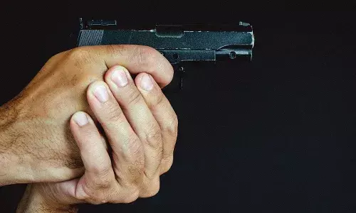 कौशांबी में सर्राफा व्यापारी पर फायरिंग, बाइक सवार बदमाशों ने आभूषणों से भरा बैग लूटा कौशांबी में सर्राफा व्यापारी पर फायरिंग, बाइक सवार बदमाशों ने आभूषणों से भरा बैग लूटा