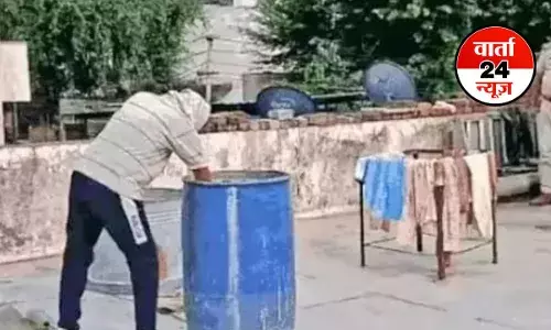 मेरठ के बाद अब अलवर में नीले ड्रम में मिली पति की लाश! पत्नी बच्चे और प्रेमी के साथ फरार, जानें पूरी कहानी मेरठ के बाद अब अलवर में नीले ड्रम में मिली पति की लाश! पत्नी बच्चे और प्रेमी के साथ फरार, जानें पूरी कहानी