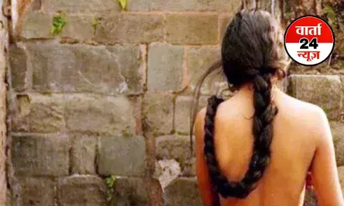 अजीबो-गरीब: हिमाचल का एक ऐसा गांव जहां महिलाएं 5 दिनों तक नहीं पहनती हैं कपड़े, इन दिनों में पुरुषों को माननी पड़ती हैं यह शर्तें... अजीबो-गरीब: हिमाचल का एक ऐसा गांव जहां महिलाएं 5 दिनों तक नहीं पहनती हैं कपड़े, इन दिनों में पुरुषों को माननी पड़ती हैं यह शर्तें...