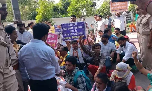 शिक्षक भर्ती के अभ्यर्थियों ने डिप्टी सीएम केशव प्रसाद मौर्य के आवास के सामने दिया धरना, जमकर की नारेबाजी- ‘केशव चाचा न्याय करो’ शिक्षक भर्ती के अभ्यर्थियों ने डिप्टी सीएम केशव प्रसाद मौर्य के आवास के सामने दिया धरना, जमकर की नारेबाजी- ‘केशव चाचा न्याय करो’