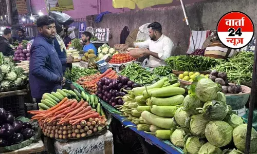 टमाटर 80 तो शिमला मिर्च 120 रु. किलो! बरसात के मौसम में रुलाने लगे सब्जियों के दाम