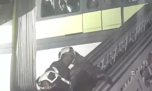 मुंबई मोनोरेल में फंसे 200 यात्री, घंटों चली रेस्क्यू ऑपरेशन, यात्रियों में घबराहट मुंबई मोनोरेल में फंसे 200 यात्री, घंटों चली रेस्क्यू ऑपरेशन, यात्रियों में घबराहट