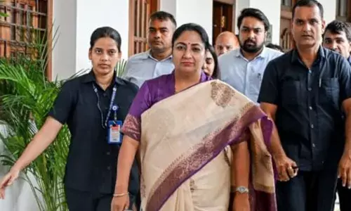 जनसुनवाई के दौरान दिल्ली की मुख्यमंत्री पर युवक ने किया हमला!आरोपी हिरासत में, पूछताछ जारी जनसुनवाई के दौरान दिल्ली की मुख्यमंत्री पर युवक ने किया हमला!आरोपी हिरासत में, पूछताछ जारी