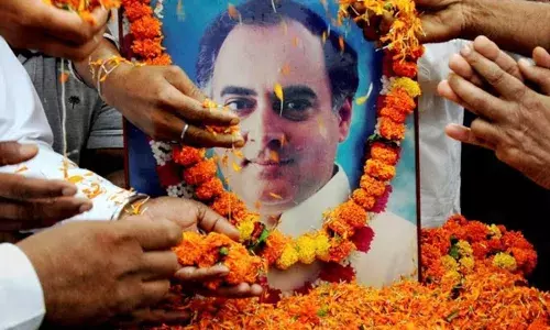 पूर्व प्रधानमंत्री स्व.राजीव गांधी की जयंती पर देशभर में आज श्रद्धांजलि दी गई, पीएम नरेंद्र मोदी ने भी उन्हें याद करते हुए नमन किया पूर्व प्रधानमंत्री स्व.राजीव गांधी की जयंती पर देशभर में आज श्रद्धांजलि दी गई, पीएम नरेंद्र मोदी ने भी उन्हें याद करते हुए नमन किया