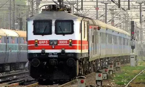 तीन जिलों की तीन लड़कियां... तीनों तीन महीने से घर से थी गायब! ट्रेन में छुपकर कर रही थीं यात्रा... जानें आगे की कहानी तीन जिलों की तीन लड़कियां... तीनों तीन महीने से घर से थी गायब! ट्रेन में छुपकर कर रही थीं यात्रा... जानें आगे की कहानी