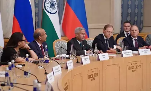 ट्रंप के टैरिफ से भारत को हुआ इतने अरब डॉलर का नुकसान, मॉस्को में जयशंकर ने भारत-रूस की दोस्ती पर दिया जोर ट्रंप के टैरिफ से भारत को हुआ इतने अरब डॉलर का नुकसान, मॉस्को में जयशंकर ने भारत-रूस की दोस्ती पर दिया जोर