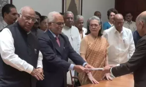 उपराष्ट्रपति पद के लिए विपक्ष के उम्मीदवार रेड्डी ने दाखिल किया नामांकन, खड़गे- सोनिया समेत कई बड़े नेता रहे मौजूद उपराष्ट्रपति पद के लिए विपक्ष के उम्मीदवार रेड्डी ने दाखिल किया नामांकन, खड़गे- सोनिया समेत कई बड़े नेता रहे मौजूद